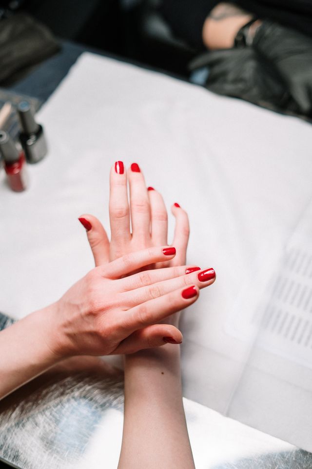 Detail: nail art s kvetinovým motívom